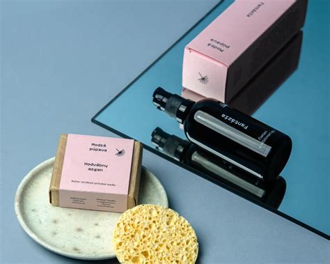 Infografika zobrazujúca postup dvojfázového čistenia pleti.