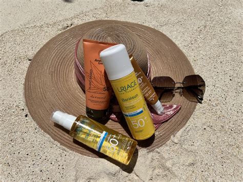 rodina používající opalovací krém Bioderma na pláži