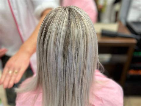 Kaderník aplikuje vlasový botox na pramene vlasov