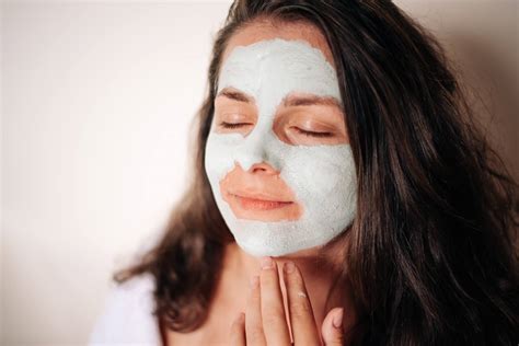 Ilustračné foto ženy s jemnou, čistou pleťou po aplikácii peelingu