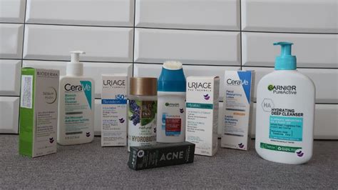 Koláž rôznych typov náplastí a lokálnych prípravkov na akné.