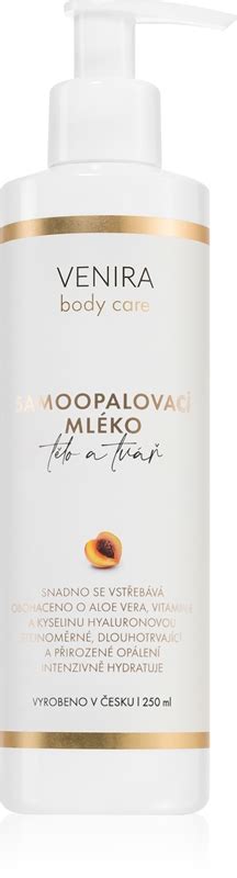 dievča aplikuje samoopaľovacie mlieko na pokožku