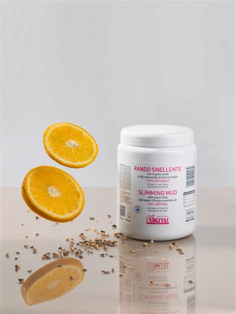 Schéma vysvetľujúca princíp kavitačného peelingu a jeho účinky na pokožku