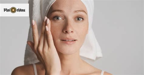 detailný záber zdravej pokožky tváre s jemným leskom