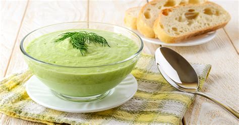 Misku s rozpoleným avokádom a jeho krémovou dužinou