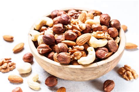 Misku plnú rôznych druhov orechov a semienok
