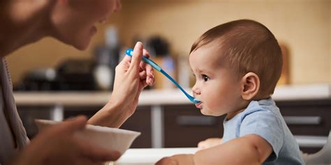 Ilustrační obrázek dětí s různými potravinovými alergeny