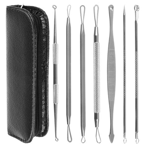 Sada rôznych kozmetických nástrojov na odstraňovanie čiernych bodiek a akné