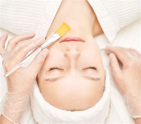 Fotografia znázorňujúca aplikáciu domáceho chemického peelingu.