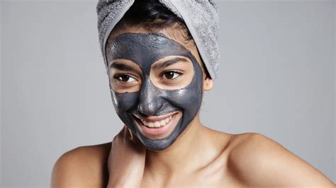 Ukážka aplikácie a odstránenia zlupovacej čiernej pleťovej masky