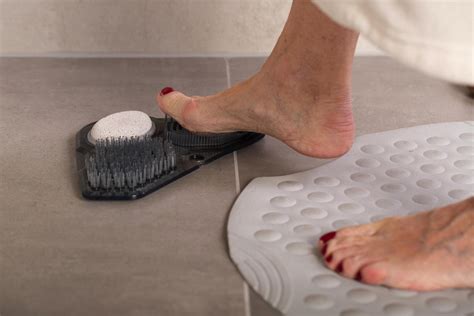 Ilustrácia znázorňujúca správnu hygienu nôh a prevenciu plesňových ochorení