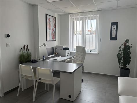 Interiér modernej dermatologickej ambulancie s čakárňou a ordináciou