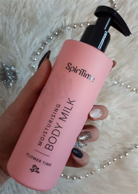 Ilustračná fotografia sprchového gélu SpiriTime Flower Time s kvetinovým motívom