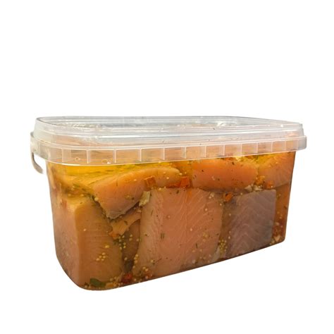 žena jemne odličujúca make-up vatovým tampónom namočeným v oleji