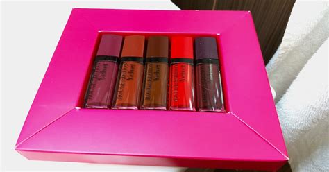 ukážka rôznych odtieňov a textúr rúžov na pery