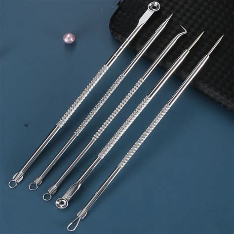 Fotografia súpravy nástrojov na odstraňovanie čiernych bodiek s puzdrom.