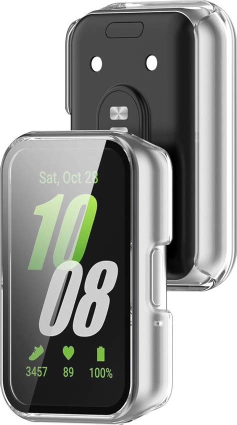 ilustrácia zobrazujúca rodinu na pláži s ochranným oblečením a opaľovacím krémom