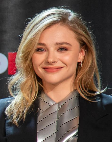 Ilustrace postavy Nimony s Chloë Grace Moretz jako hlasovou herečkou.