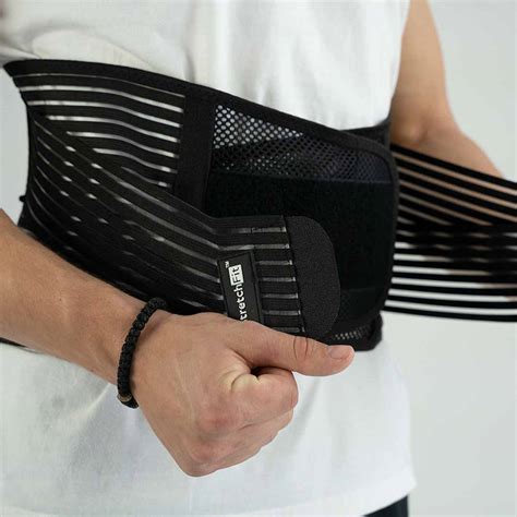 Detailný záber bedrového pásu s oceľovými pružinami a nastaviteľnými pásikmi