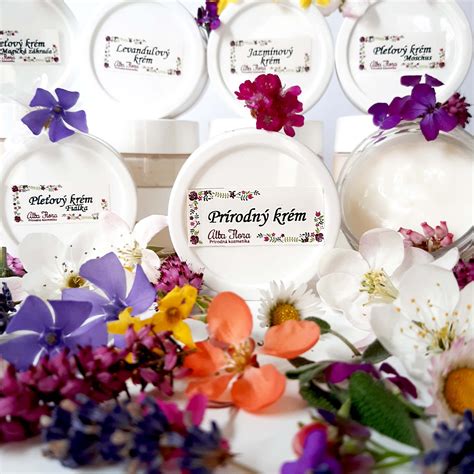 Koláž rôznych produktov krémov na zrelú pleť