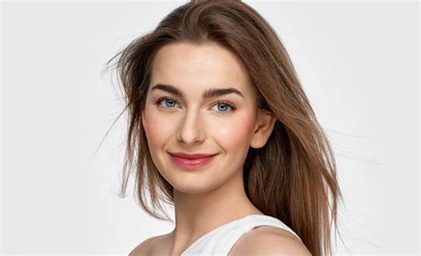 žena s prirodzenou, žiarivou pleťou bez make-upu