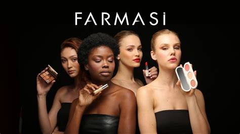 rozložené produkty dekoratívnej kozmetiky Farmasi