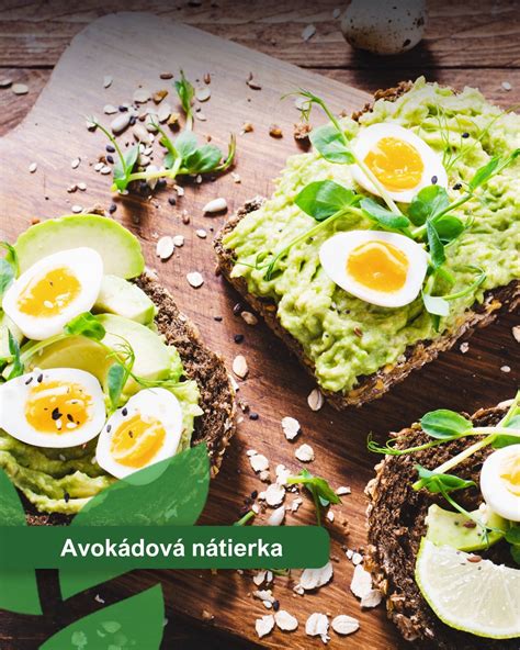 Zrelé avokádo a med ako ingrediencie na pleťovú masku