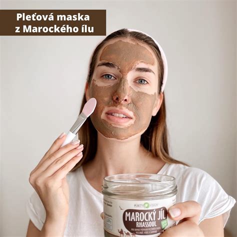 Žena si aplikuje textilnú pleťovú masku