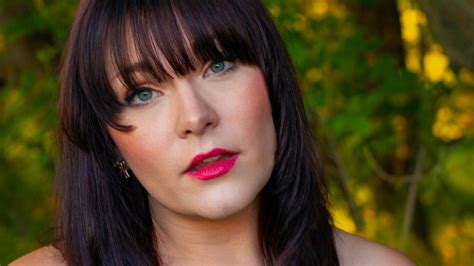 Ilustrácia znázorňujúca žlté chrasty a pľuzgieriky, ktoré sú typické pre bakteriálnu kožnú infekciu.