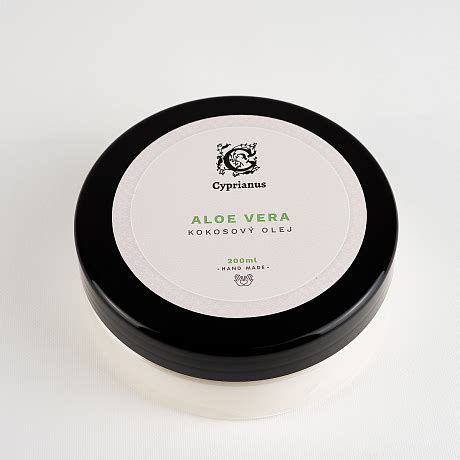 koláž prírodných zložiek ako kokosový olej, harmanček, aloe vera