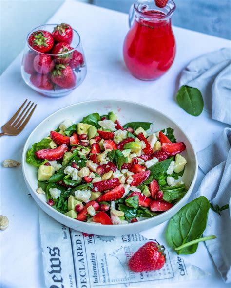 Foto čerstvých jahôd, olivového oleja a citróna ako ingrediencií na peeling