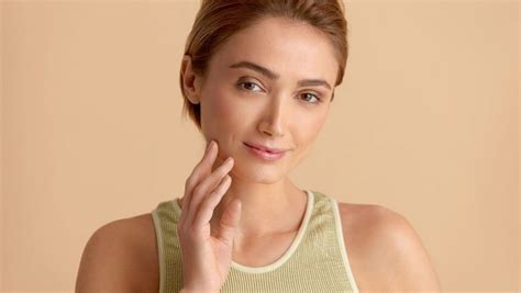 Ilustračná fotografia mladej ženy s problematickou pleťou, ktorá si aplikuje jemný čistiaci gél.