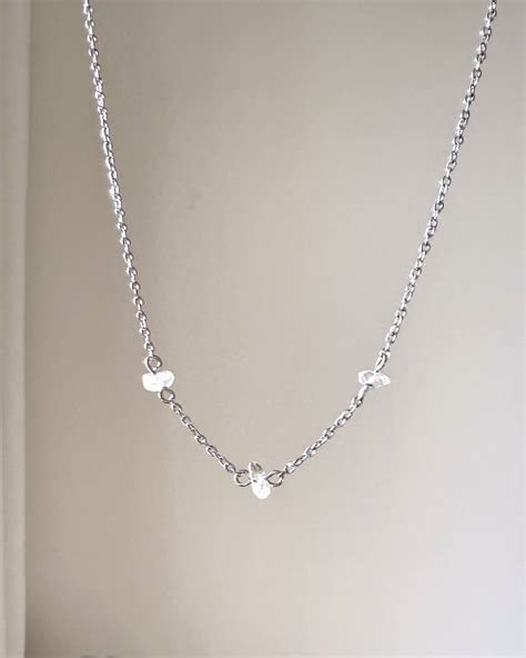 Detailná fotografia kože s drobnými papulami a pustulami v periorálnej oblasti.