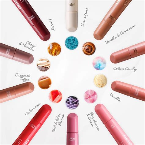 Rôzne odtiene hydratačného lesku na pery Dermacol Lip Treat v praktických baleniach.