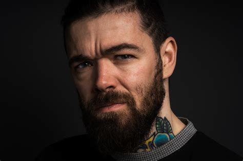 Ilustračná fotografia muža používajúceho kozmetický produkt na tvár