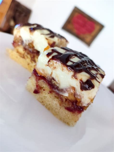 Ilustračná fotografia ženy s jemnou, mierne začervenanou pokožkou tváre, ktorá si jemne premasíruje líce.