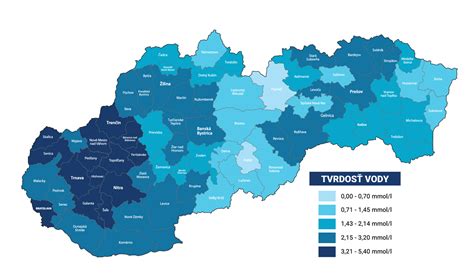 Detailný pohľad na textúru micelárnej vody na vatovom tampóne