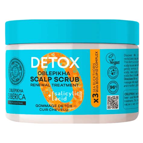 Ilustrácia ženy aplikujúcej peeling na pokožku počas sprchovania.