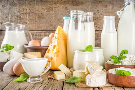 Infografika zobrazujúca potenciálne mechanizmy, ktorými mliečne výrobky môžu ovplyvňovať akné, vrátane rastových hormónov a IGF-1.