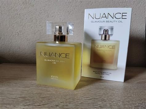 žena aplikujúca telový olej na pokožku