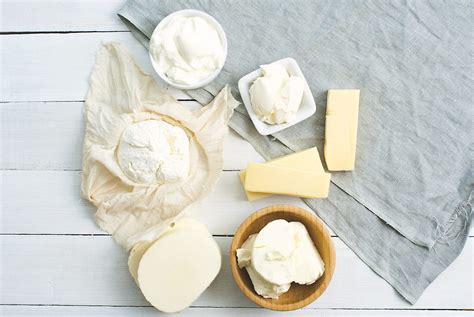 Ilustračná fotografia rôznych mliečnych výrobkov (mlieko, syr, jogurt, maslo)