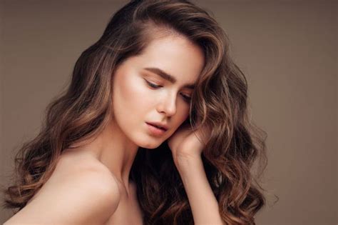 Žena s lesklými, zdravými vlasmi