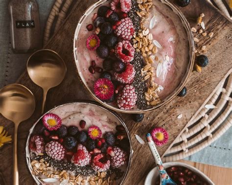 Miska plná rôznych druhov bobuľového ovocia