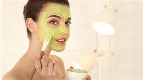 Ilustrácia prípravy domácej pleťovej masky z jogurtu a medu