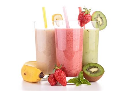Farebné smoothie pripravené z rôznych druhov ovocia a zeleniny