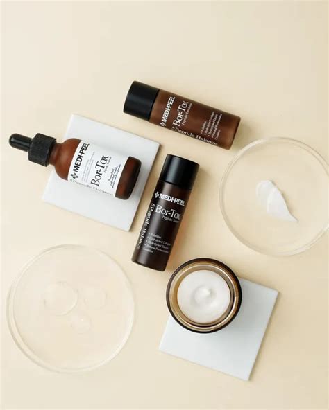 Koláž rôznych produktov na peeling tváre so zameraním na ich textúry a balenia