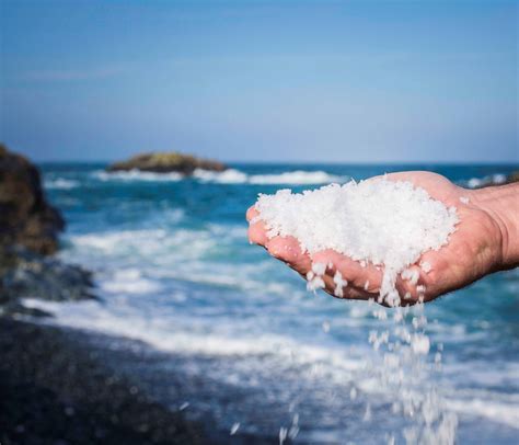 Ilustračné foto morskej soli a čistých kryštálikov