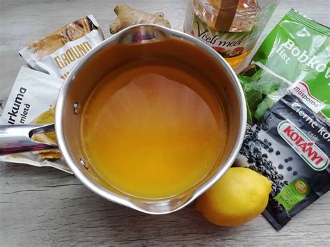 koláž prírodných surovín používaných pri liečbe vitiliga (kurkuma, zázvor, bazalka)