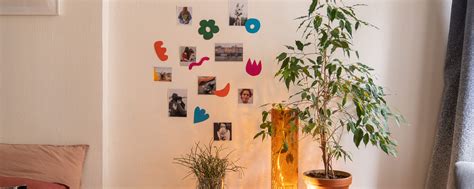 Koláž z log a balení produktov rôznych značiek určených na starostlivosť o atopickú pokožku