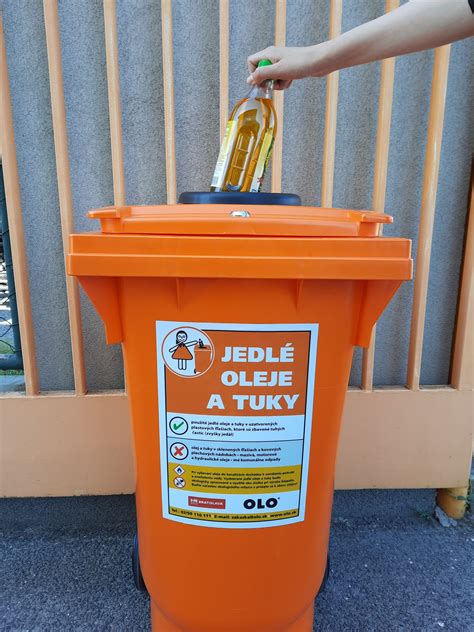 Tematické foto jojobových semien a oleja